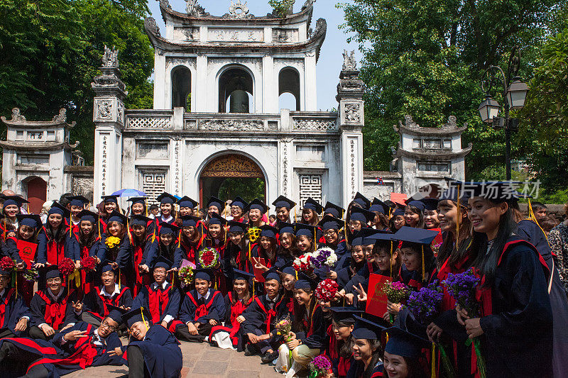 越南河内，学生们在文庙入口Van Miu Gate (Vn Miu Môn)前庆祝毕业